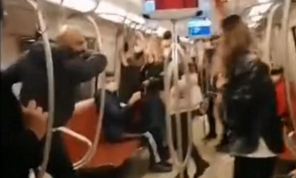Τουρκία: Καμιά ασφάλεια για τις γυναίκες - Άνδρας απειλούσε με μαχαίρι γυναίκες στο μετρό της Κωνσταντινούπολης